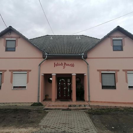 Отель Iglodi Panzio Kunszentmarton Экстерьер фото