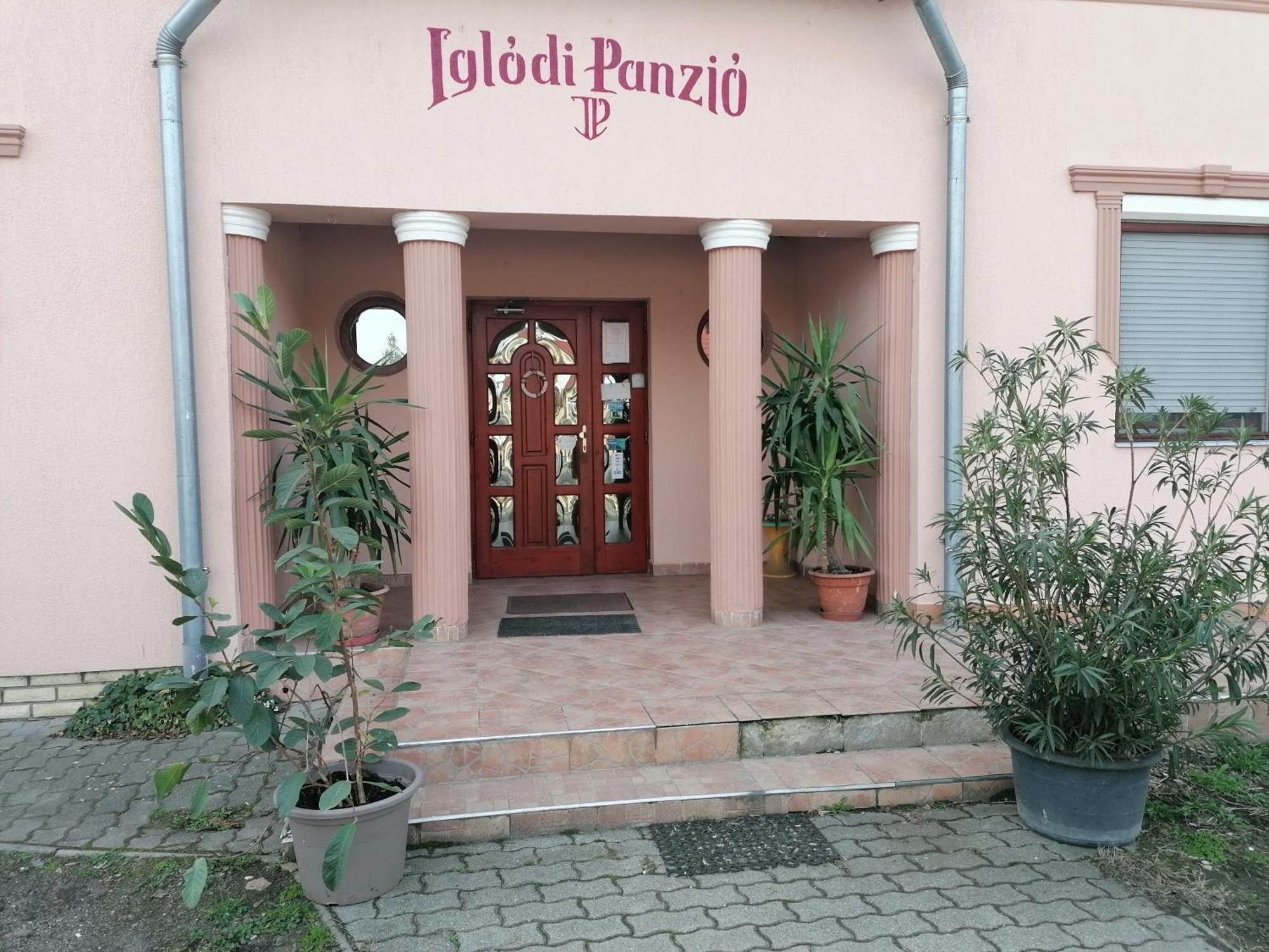 Отель Iglodi Panzio Kunszentmarton Экстерьер фото